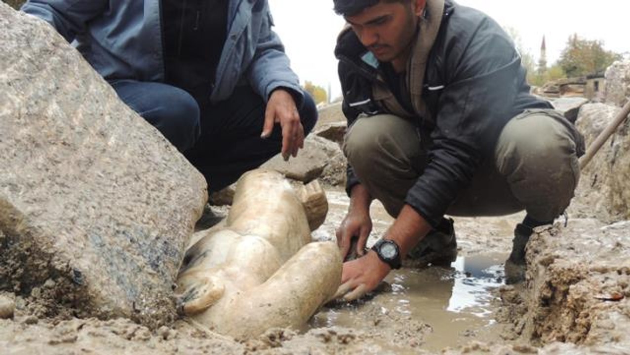 Aizanoi Antik Kenti'ndeki kazı çalışmalarında "Herkül"ün baş kısmı olmayan mermer heykeline ulaşıldı