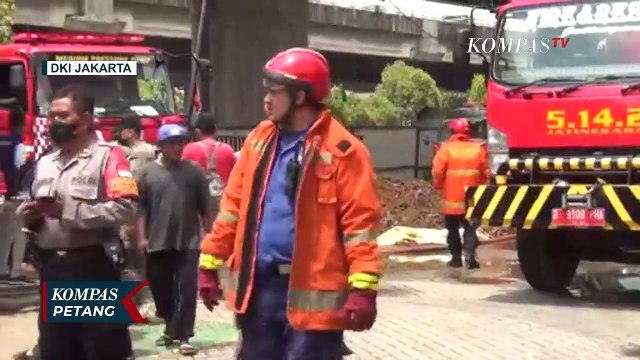 Kebakaran Gedung Kantor di Jakarta Timur, Api Diduga Berasal dari Gudang Kardus