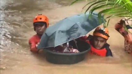 Filipinler'de Rai Tayfunu: Bir aylık bebek böyle kurtarıldı
