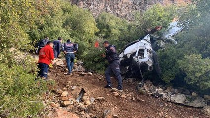 UÇURUMDAN YUVARLANAN HAFİF TİCARİ ARACIN SÜRÜCÜSÜ ÖLDÜ