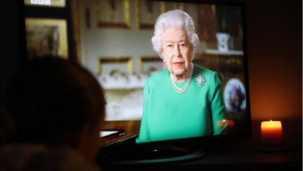 GALA VIDEO - Elizabeth II : découvrez le secret de sa broche lors de son allocution historique