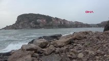 AMASRA'DA ŞİDDETLİ RÜZGAR NEDENİYLE GEMİLER DEMİRLEDİ