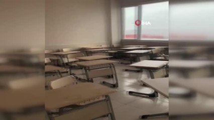 Arnavutköy'de lodosta çatısı zarar gören okulu su bastı