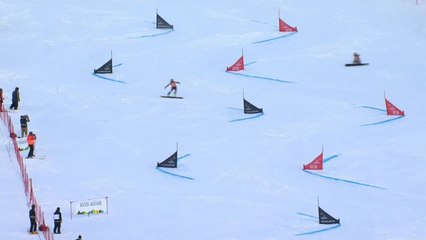Ledecka chute devant Ulbing - Snowboard (F) - Coupe du monde