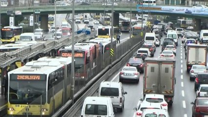 BAKIRKÖY'DE ARIZALANAN METROBÜS UZUN KUYRUKLARA NEDEN OLDU