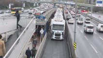 Bakırköy'de arızalanan metrobüs uzun kuyruklara neden oldu