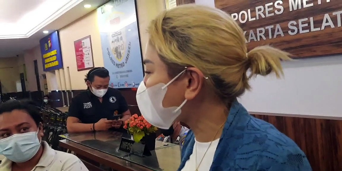 Nikita Mirzani Menyambangi Polres Metro Jaksel
