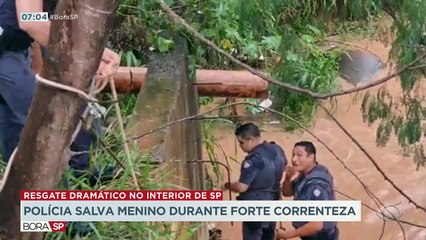 Policiais resgataram uma criança que ficou ilhada numa forte correnteza no interior de São Paulo.