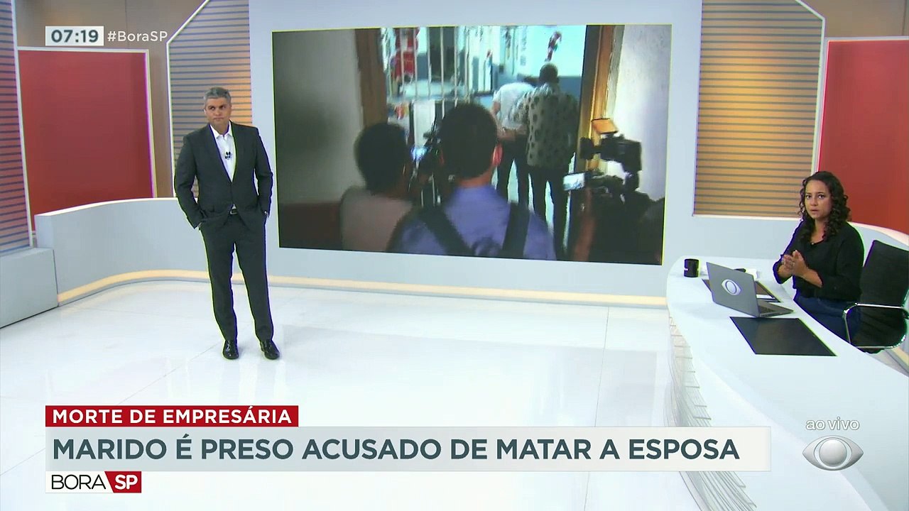 A polícia agora tenta descobrir se há envolvimento de mais pessoas no crime que terminou com a morte de uma empresária, na região metropolitana. O marido dela já foi preso e prestou depoimento.