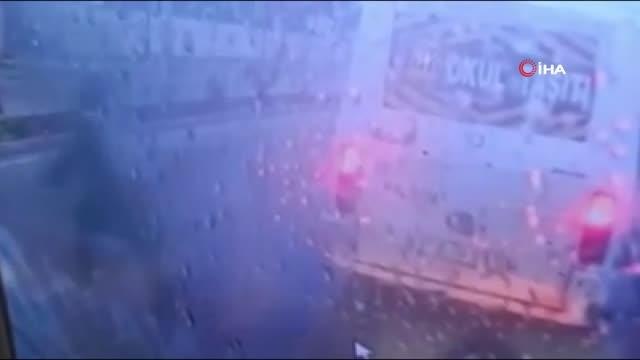 Servis aracından inen genç kıza minibüs böyle çarptı