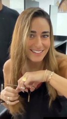 أمينة خليل تقص شعرها لنفسها