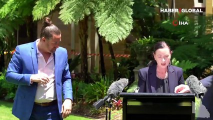 Basın toplantısında istenmeyen misafir: Lütfen biri alabilir mi?