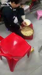 1 mình nuôi 2 con ăn học, cô tạp vụ ngủ gật khi đang làm việc: Vì con mệt mấy mẹ cũng chịu
