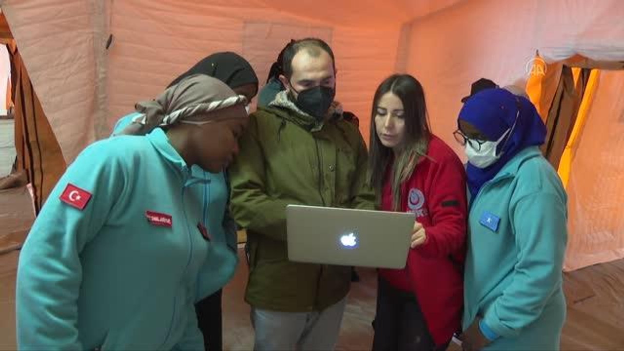 Türk ve Afrikalı sağlık çalışanları AA'nın "Yılın Fotoğrafları" oylamasına katıldı