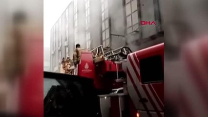 Son dakika... Bağcılar'da iş merkezinde çıkan yangında mahsur kalanları itfaiye kurtardı
