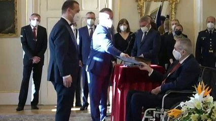 شاهد: الحكومة التشيكية الجديدة تؤدي اليمين الدستورية أمام الرئيس ميلوس زيمان بالقصر الرئاسي