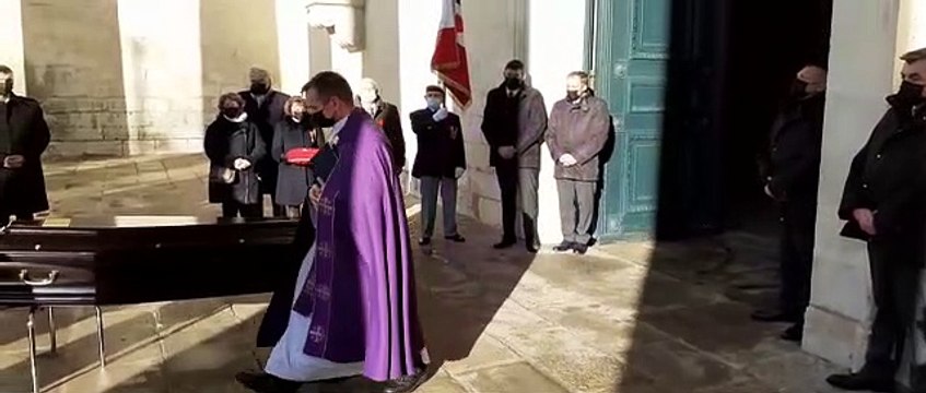 L’arrivée du cercueil de Jacques Auxiette à l'église Saint-louis de La Roche-sur-Yon