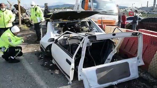 Feci kazada otomobil ikiye bölündü, 4 kişi yaralandı