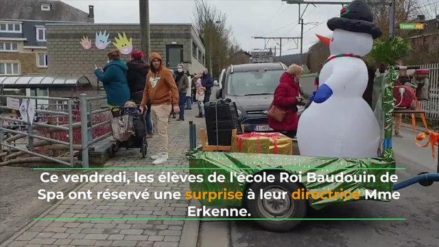 Parade de Noël pour fêter le départ à la retraite d'une directrice d'école à Spa
