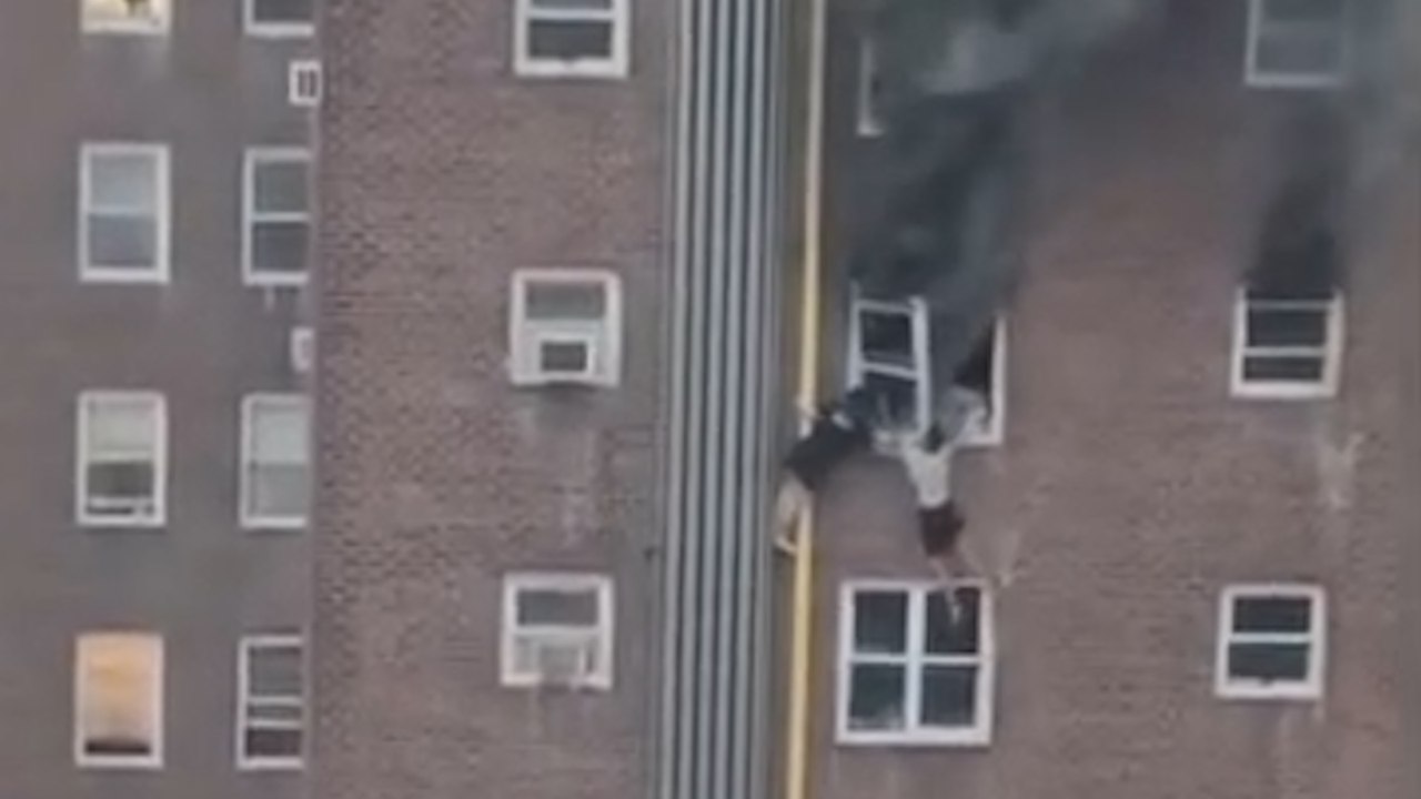 New York : deux adolescents échappent à un incendie en se suspendant dans le vide
