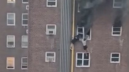 New York : deux adolescents échappent à un incendie en se suspendant dans le vide