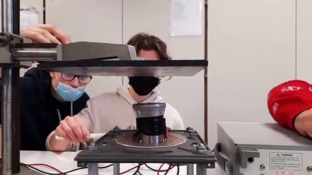 Des élèves du lycée Colbert de Tourcoing préparent des expériences qui seront embarquées à bord de l'avion Air Zero G