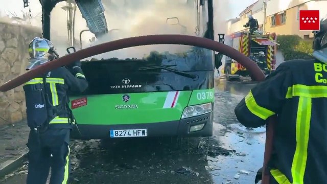 Arde completamente un autobús sin provocar heridos en Madrid