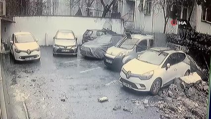 Üsküdar'da istinat duvarının araçların üzerine çöktüğü anlar kamerada