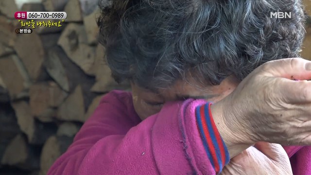 속상함에 눈물을 흘리는 아내