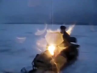 Il tente de traverser une zone pas assez glacée d'un lac avec sa motoneige !