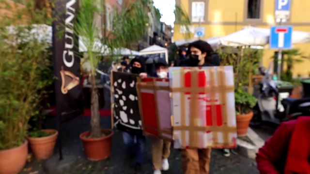 Roma, momenti di tensione al corteo degli studenti: tafferugli con la polizia