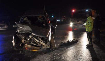 GAZİANTEP'TE, TIR'A ÇARPAN OTOMOBİLDEKİ 5 KİŞİ YARALANDI