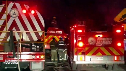 Sobre carretera a Chapala, un negocio de tarimas se consumió en llamas durante la madrugada