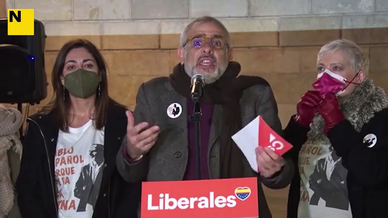 Ciutadans projecta una bandera espanyola al Palau en plena pugna per la immersió