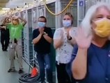 Los trabajadores de un refugio festejaron con emoción que todas las mascotas fueron adoptadas