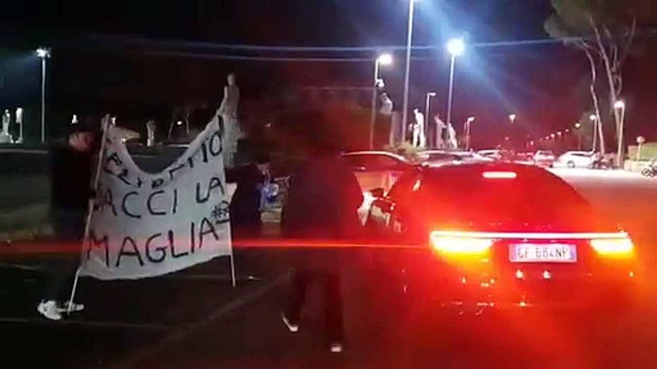 LAZIO-GENOA | FELIPE ANDERSON REGALA LA MAGLIA A UN BAMBINO COMMOSSO