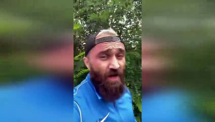 "Vatan haini" tepkisiyle dayak yeyince oturup ağlamıştı... O boksör parçası, "kuduz köpek" gibi yine Erdoğan'a saldırdı