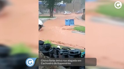 Chuva forte deixa rua alagada em Cachoeiro de Itapemirim