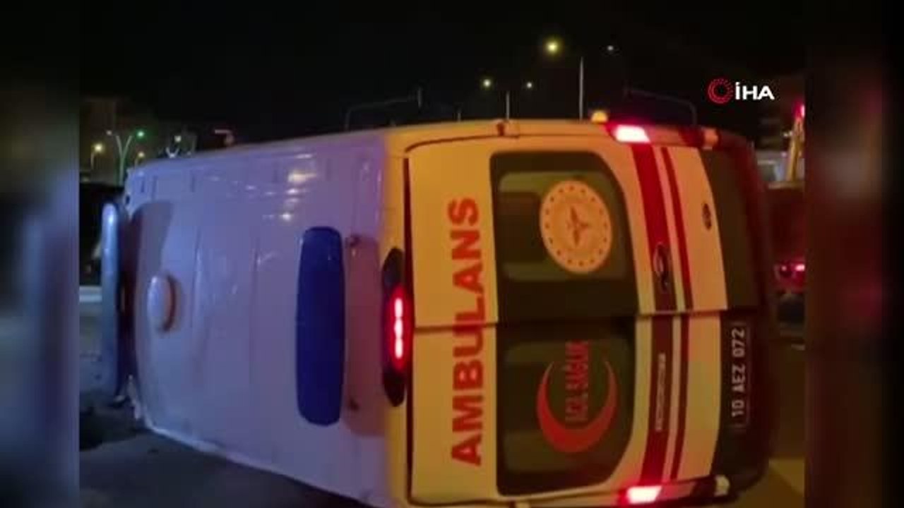Ambulansın da karıştığı zincirleme kazada 3'ü sağlık görevlisi 4 kişi yaralandı