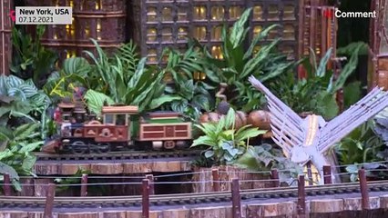 Weihnachten in New York: Miniatureisenbahn aus Blättern, Zweigen, Samen oder Tannenzapfen