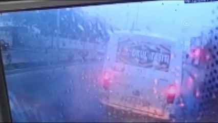 AFYONKARAHİSAR - Servis minibüsünün çarptığı lise öğrencisi yaralandı