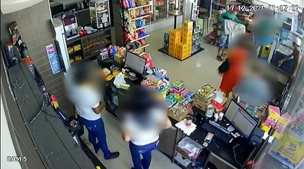 Assalto com fuzil em loja de conveniência