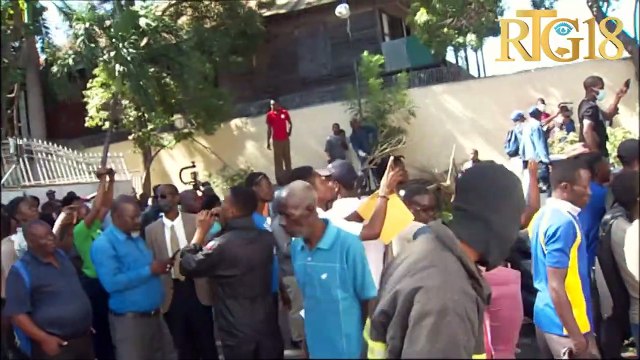 Yon dife eklate nan lakou ministè lajistis plizyè machinn boule, jounen jedi 16 desanm lan.