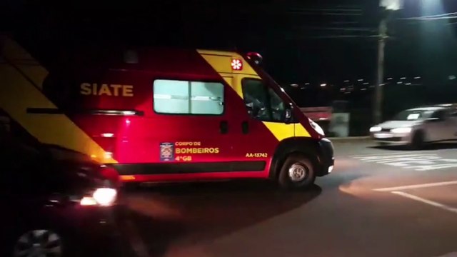 Após atropelamento na Rua Xavantes, motociclista e cachorrinho ficam feridos