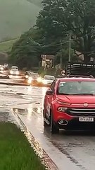 Motoristas se arriscam em rodovia alagada após chuva forte em Itajubá