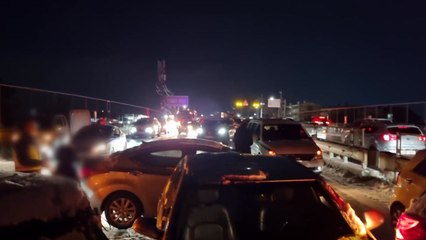 폭설에 빙판길 사고 잇따라...차량 고립되기도 / YTN