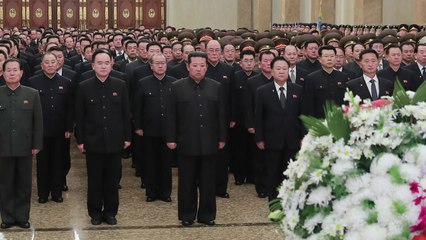 김정은, 김정일 10주기에 금수산 참배...경제 부처 간부들 동행 / YTN
