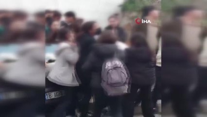 Kız öğrenciler birbirine girdi, arkadaşları ayıramadı! Kavga anı kamerada