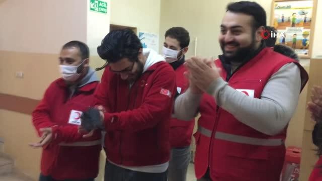 8 yaşındaki Ömer'in "Ömer'e oy verin, gerisini boş verin" sloganı seçim kazandırdı