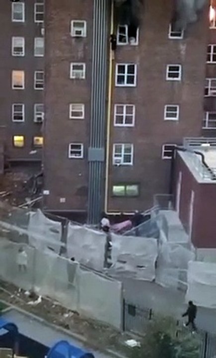 Les images glaçantes de deux adolescents de 13 et 18 ans suspendus dans le vide à plusieurs mètres de hauteur pour fuir un incendie